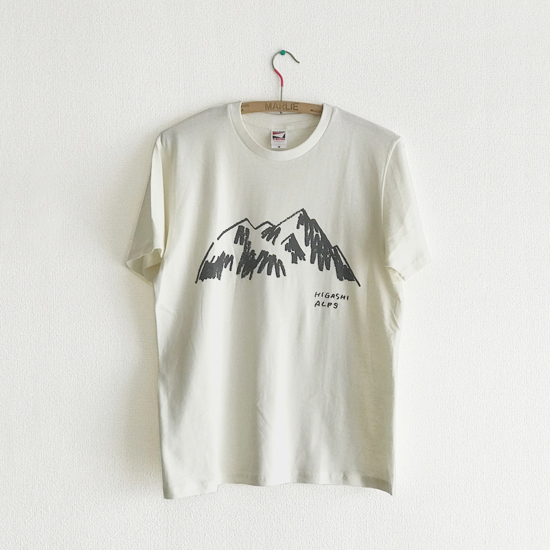 イラストレーターの落合恵さんによるブランド「HIGASHIALPS」Tシャツ