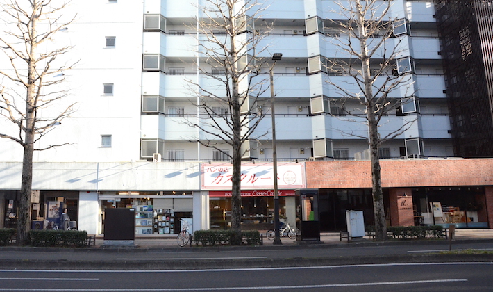 右から土屋鞄製造所、パンの店カスクルート、そして「book cafe火星の庭」が並ぶ