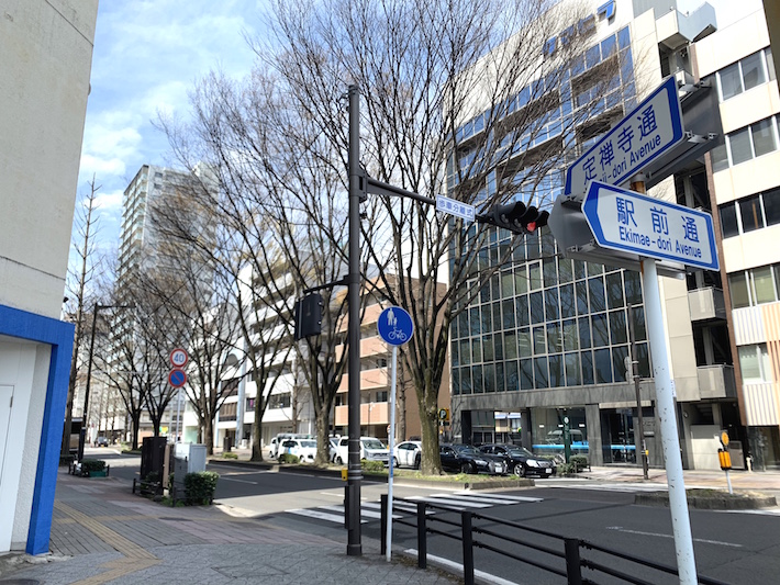 定禅寺通の東端。仙台駅から駅前通を15分ほどまっすぐ歩くとたどり着く