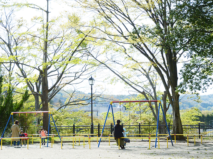 西公園には遊具も豊富で、休日には家族連れも多い。一人でゆっくり過ごす人、カップルで散歩する人、ダンスを練習する大学生、などそれぞれが思い思いの時間を過ごしている