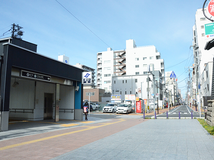 大町西公園駅を出てすぐ内側の通りが、江戸時代から残る道「大町通り」