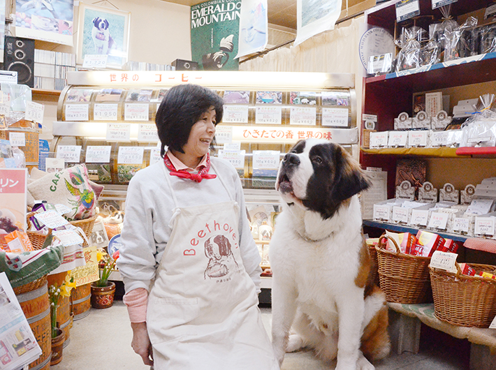 石濱まりさんと、お店の看板犬・カイザー君