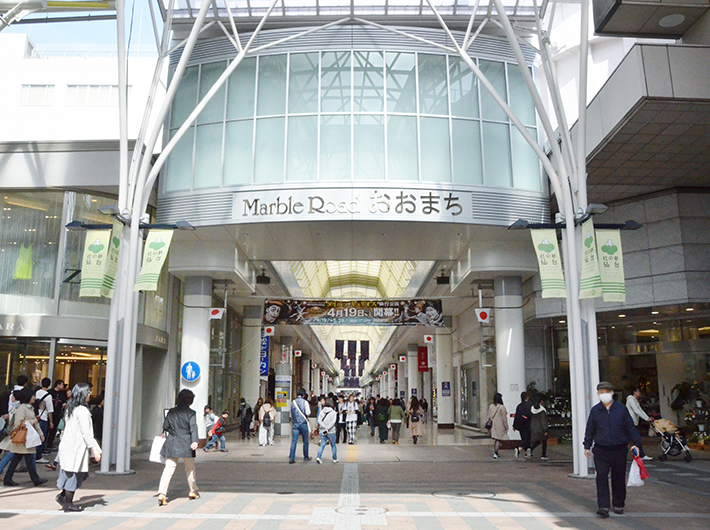 仙台駅前から一直線に続くアーケード商店街。駅から歩いて「マーブルロードおおまち商店街」を抜けてもなおまっすぐ進むと「大町通り」、そして仙台城址へと道がつながっている