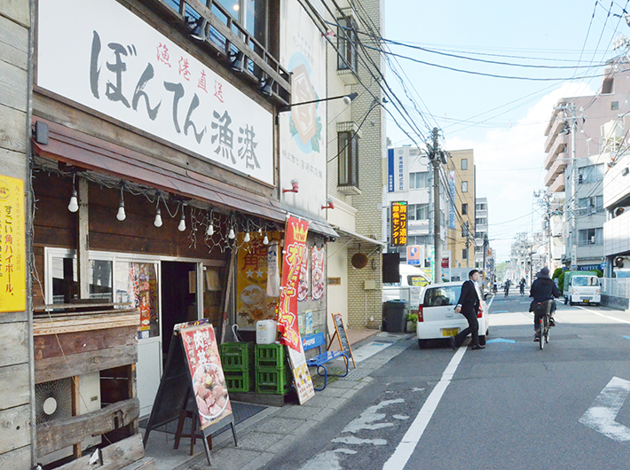 宮城県庁の裏通りから続く上杉中央商店街には飲食店や居酒屋が多く、会社員や公務員がランチをしたり、夜に飲んだりする姿が見られる