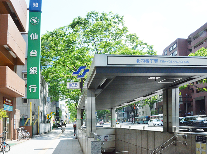 上杉の最寄駅は、地下鉄南北線で仙台駅から2駅先の勾当台公園駅か、3駅先の北四番丁駅。仙台駅には徒歩でも20〜30分ほどで、愛宕上杉通からは仙台駅行きのバスもある