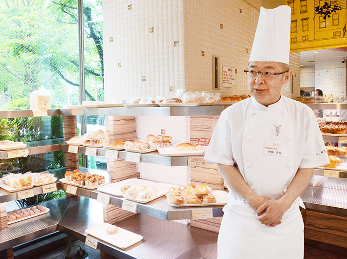 店頭に立ち、お客さんに声をかける伊藤芳裕さん