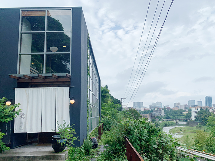 広瀬川と街が見渡せる絶景に建つ鹿落堂