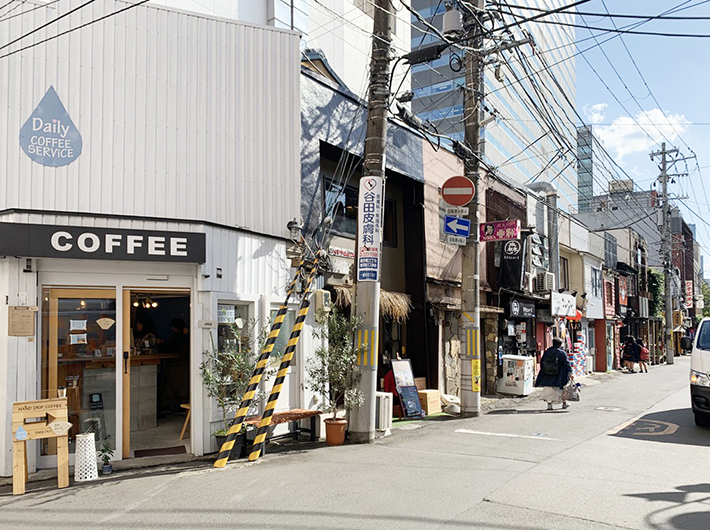 同じく一番町四丁目商店街に入り口がある「東一市場」。個性的な飲食店やディープな居酒屋がずらり