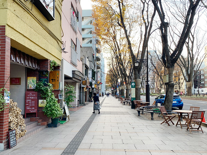 歩道では商店主が枯葉を掃除していて、商店街の人々同士で声をかけ合う姿も見られた