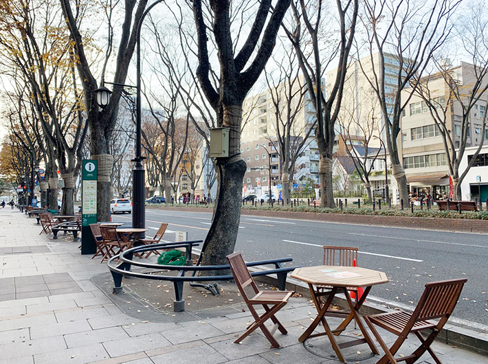 取材した日も、定禅寺通のお店でテイクアウトした飲食物を野外で楽しむことができるテーブル設置の社会実験中で、甘座のお菓子も外で食べることができた