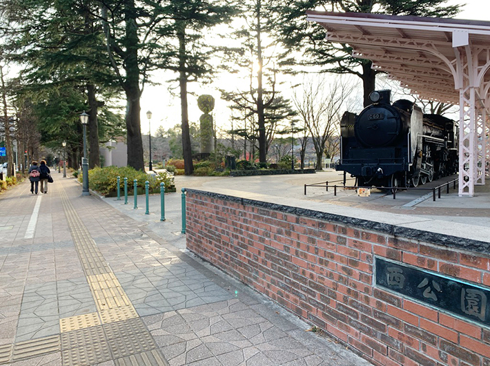 定禅寺通の西端にある「西公園」では、休日に家族で遊ぶ人々の姿も