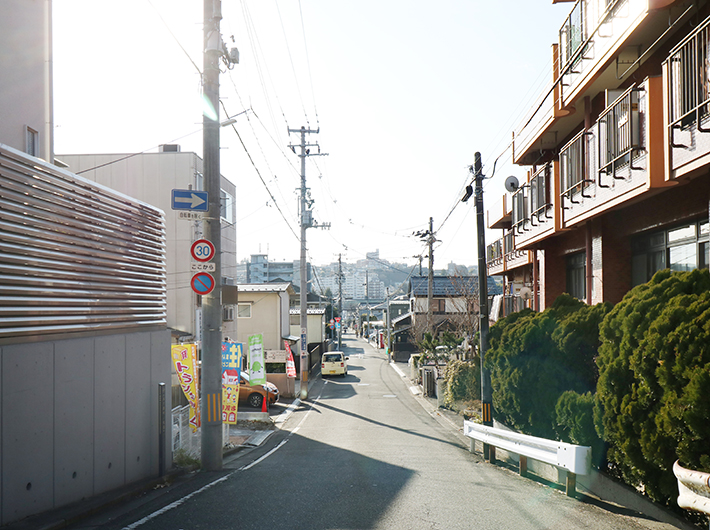 住宅街〜〜という感じ。 アパートばかりではなく、ファミリーの一戸建ても。