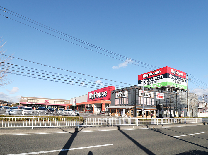 写っていませんが、左側には回転寿司屋さんもあります