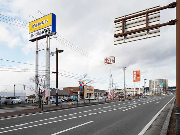 全体的に歩いている人はあまり多くなく、車がたくさん走っています。