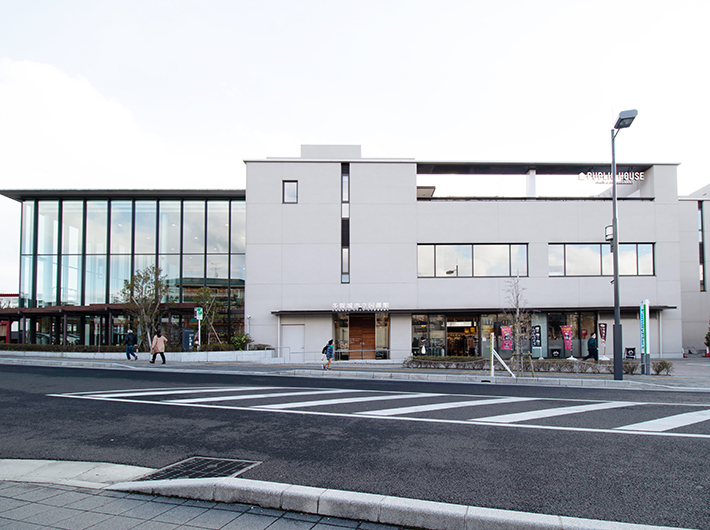 駅の隣にある多賀城市立図書館を横目に通学。