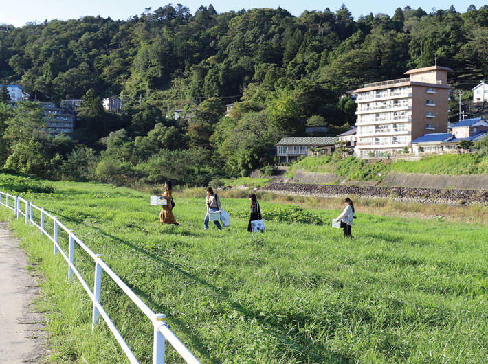 駐車場から必死で荷物を運ぶスタッフの図（芋煮会レポート参照）