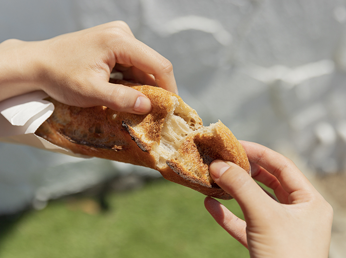 （表面部分が薄くカリッと。外側と内側の食感の違いがバゲットの魅力ですよね。しっかりした弾力の生地は噛みしめるごとに小麦の風味が広がります！）