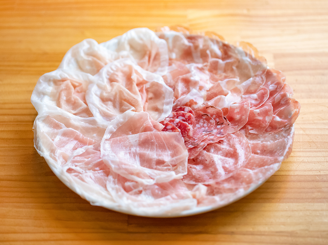 「SALUMERIA Come Sta」の生ハム・サラミ7種盛。その時々で異なる種類をスライスしてくれる