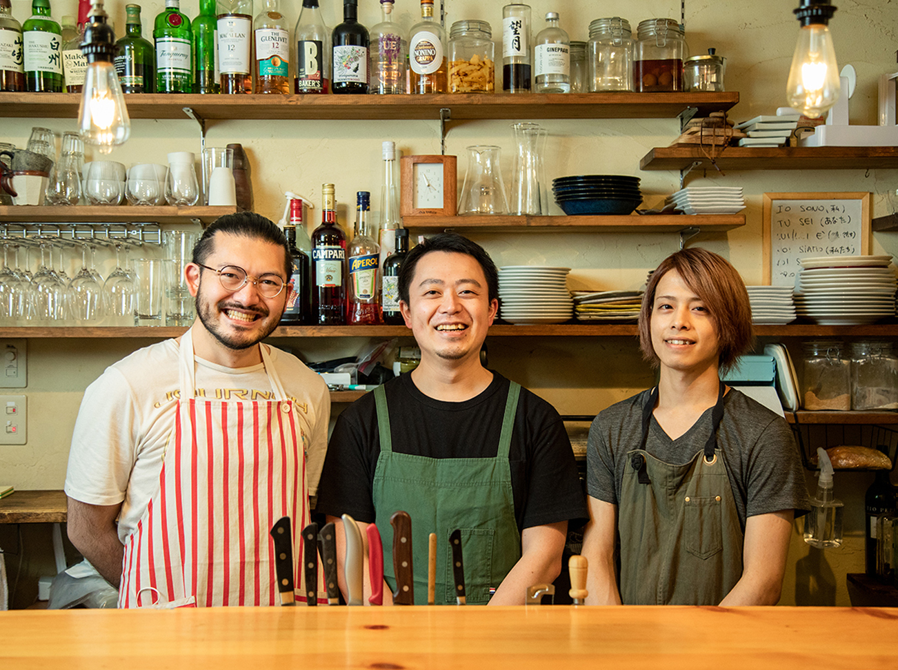 左から内藤さん、千葉さん、蛭田さん。「蛭田さんが自由な感覚で作ってくれる料理が僕にとっては刺激。内藤さんは絵が得意で、イベントのフライヤーのデザインなどをやってくれています」と千葉さん