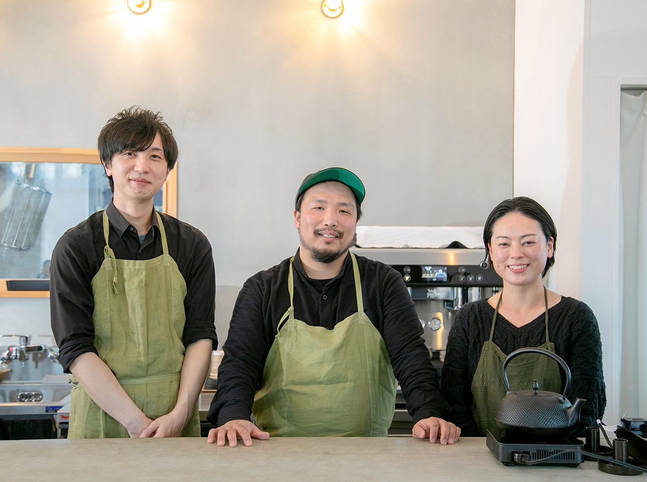 左から、バリスタスタッフの石川さん、佐藤剛さん、店内の花や雑貨などを担当する麻衣子さん